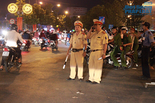Các chiến sĩ công an căng mình làm nhiệm vụ trong đêm giao thừa