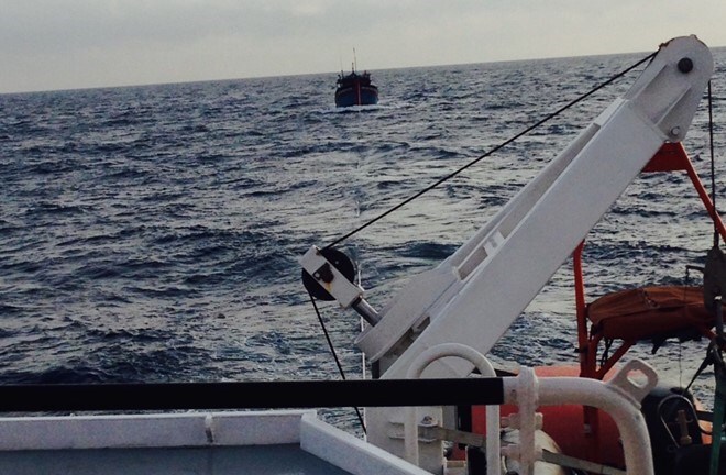 Cứu 4 thuyền viên tàu cá Việt Nam chìm trên vùng biển Malaysia