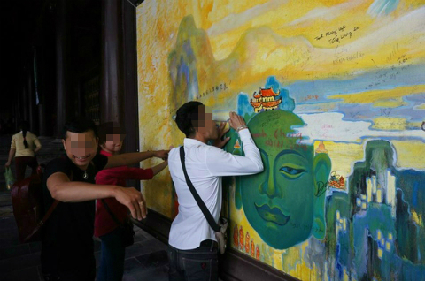 Bức xúc du khách