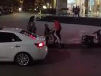 Dậy sóng clip chàng trai quỳ gối trước mặt mẹ người yêu trên phố Hà Nội 