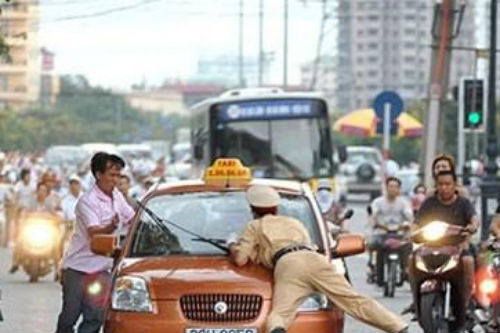 Gái trẻ lăng mạ, rút dao dọa chém CSGT