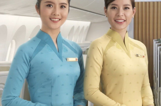 Đồng phục mới của Vietnam Airlines gây tranh cãi