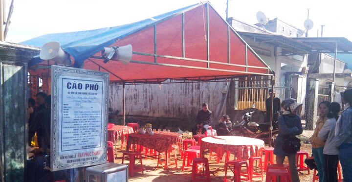 Phát hiện lái xe ôm nằm chết trên vũng máu