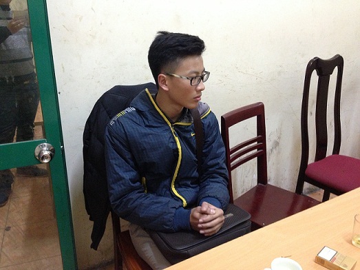 Nam thanh niên tông thẳng xe vào cảnh sát giao thông