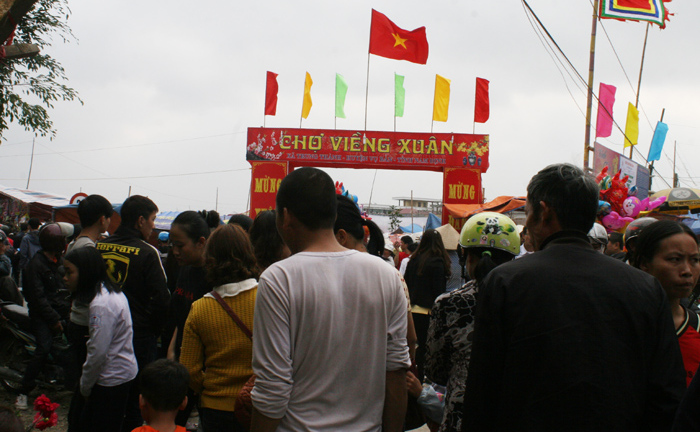 Chưa khai hội, chợ Viềng đã ngập tràn cờ bạc trá hình