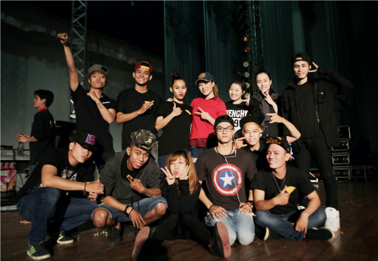 Mỹ Tâm thoải mái để mặt mộc, mặc jean rách tại quê nhà