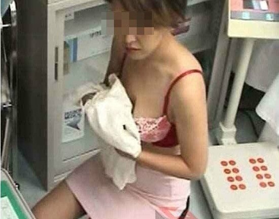 Bức xúc bác sỹ đặt máy quay lén bệnh nhân nữ ở phòng khám