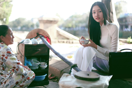 Nữ sinh Việt Nam tinh khôi trong tà áo dài