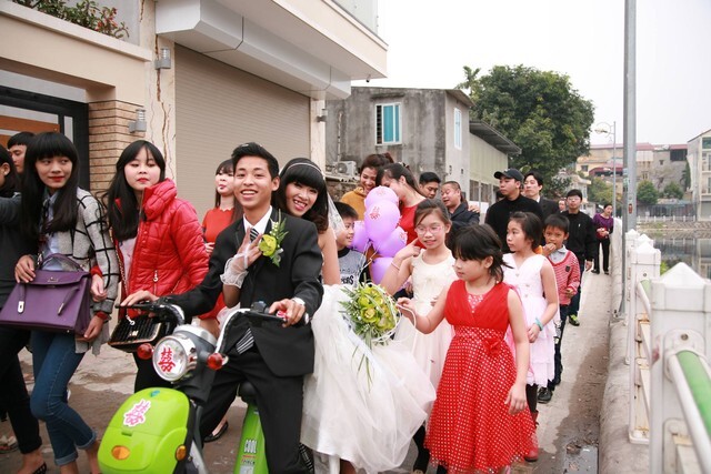 Dân mạng thích thú với cặp đôi rước dâu bằng xe đạp điện