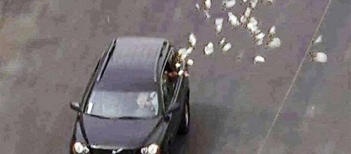 Đại gia rải tiền lấy hên đêm Giao thừa tại Củ Chi