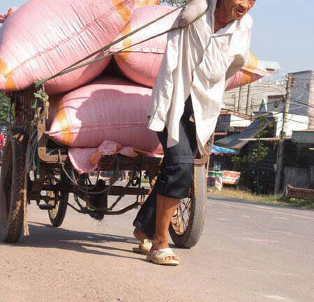 Cảm phục nghị lực phi thường của người đàn ông khuyết tật