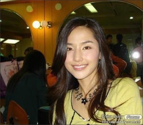 Nữ giảng viên xinh đẹp gây sốt cộng đồng mạng