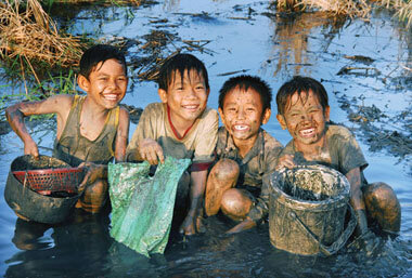 Nụ cười hồn nhiên của em thơ khiến dân mạng thổn thức