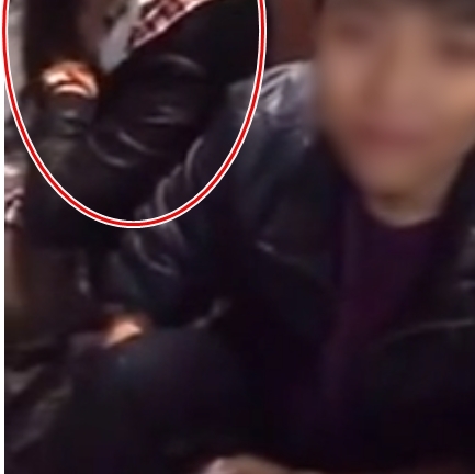 Nam thanh niên thản nhiên hôn và sờ ngực bạn gái chốn đông người