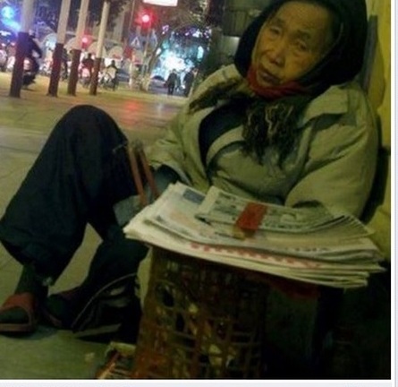 Người mẹ già cô độc giữa trời đêm khiến dân mạng thổn thức