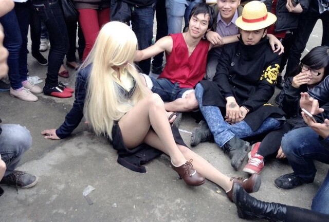 Sự thật về cô gái vén váy, nhảy nhót trong lễ hội hoa anh đào