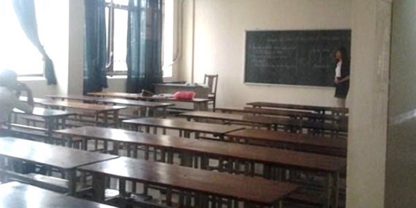 Xót xa cô giáo lên giảng bài chỉ có một sinh viên ngồi nghe