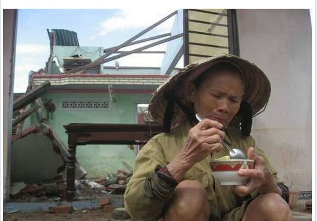 Nhói lòng bữa cơm đạm bạc của người mẹ nghèo