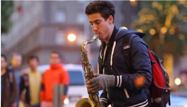 Chàng Tây điển trai với bản cover Saxophone đốn tim dân mạng