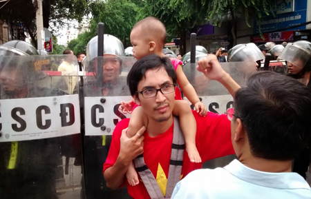 Người cha đơn thân và bức tâm thư dạy con về lòng yêu nước