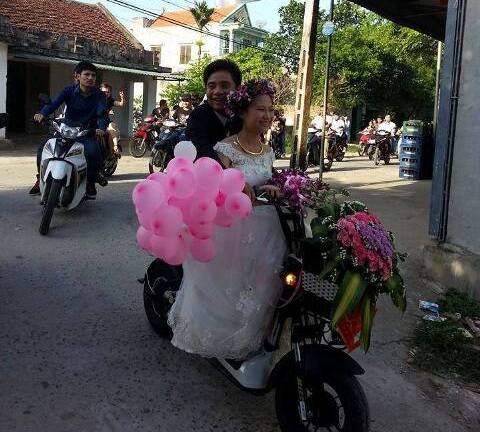 Thích thú đám cưới độc lạ, rước dâu bằng xe đạp điện