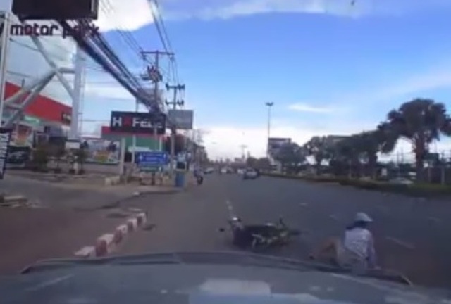 Bức xúc tài xế ô tô chèn người đi xe máy ngã lăn ra đường