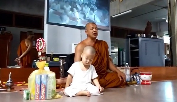 Ngộ nghĩnh clip sư thầy giảng đạo, sư tiểu tranh thủ ngủ gật