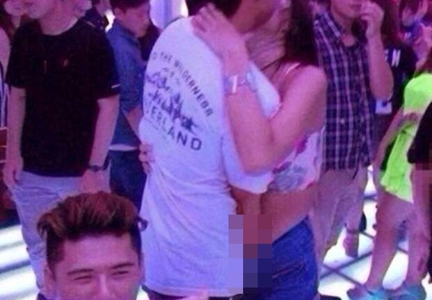 Tức mắt nam thanh niên thản nhiên sờ soạng bạn gái nơi đông người