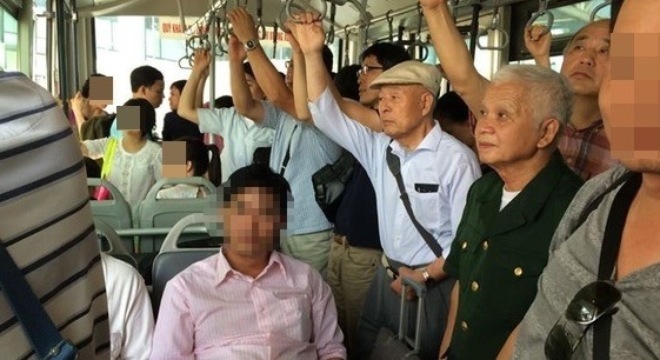 Dậy sóng hình ảnh cụ già không được nhường chỗ trên xe bus