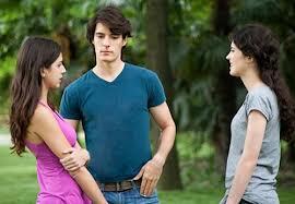 Ừ tới nước này rồi thì... chị nhường chồng chị cho em đấy!