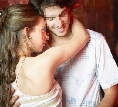 Nửa đêm, chồng bị nhân tình của vợ... ôm hôn tới tấp