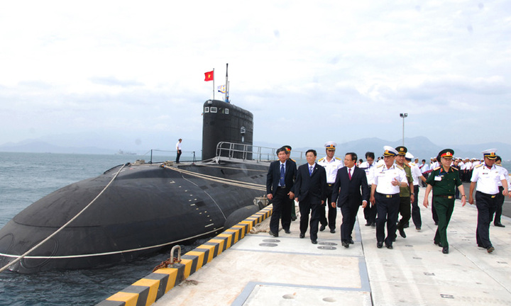 Lãnh đạo Hà Nội vào Cam Ranh thăm tàu ngầm Kilo HQ-182