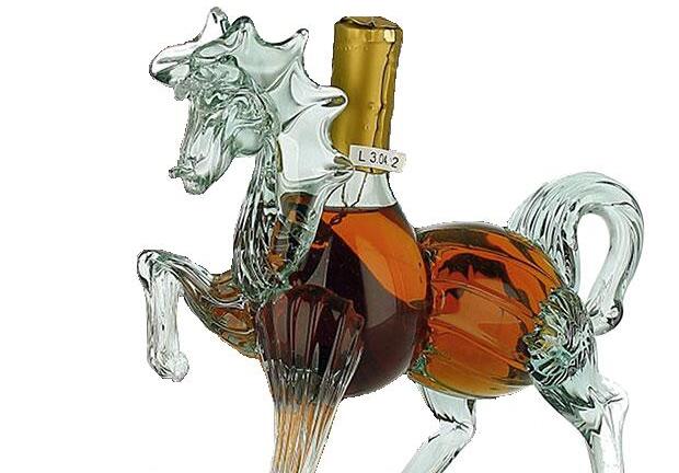 Lạ mắt xe ngựa kéo trống rượu