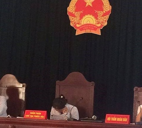Thẩm phán buôn điện thoại khi xử vì con trai đang nằm viện