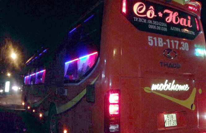 TP.HCM: Xe khách chạy qua QL 1A bị ném đá tới tấp