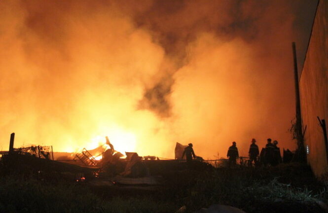 TP.HCM: Vựa phế liệu 1.000 m2 cháy lớn, dân khuân đồ bỏ chạy