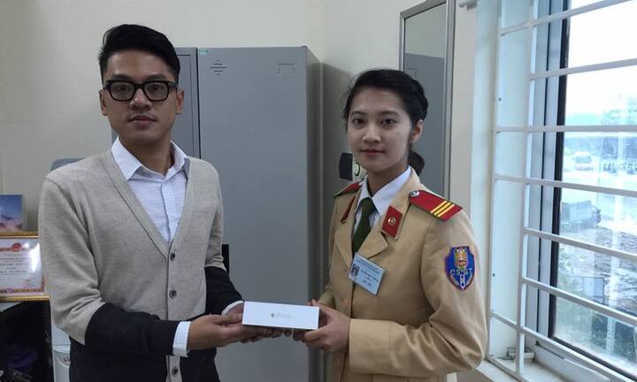 Nữ CSGT xinh đẹp trả lại iPhone