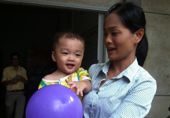 Bé trai bị bỏ rơi trên taxi: Người mẹ được ra trại cai nghiện