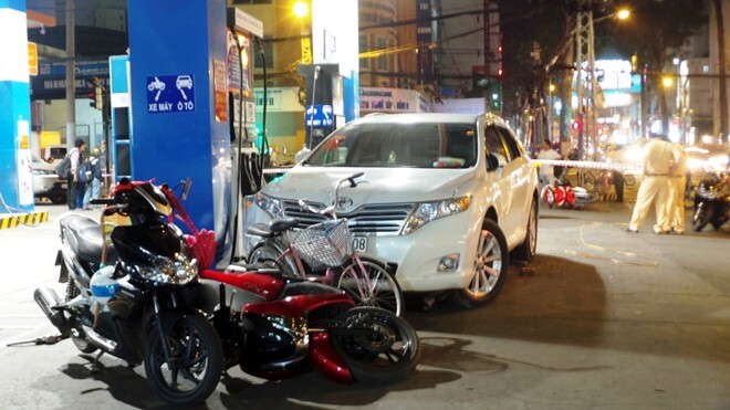 Ô tô 7 chỗ lao vào cây xăng, tông 4 người bị thương 