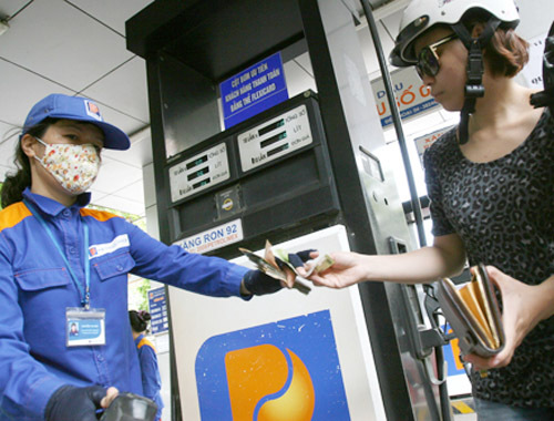 Giá xăng hôm nay giảm 320 đồng/lít từ 13h 