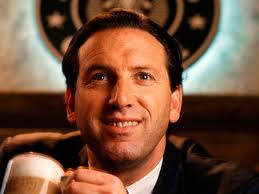 CEO cà phê Starbucks từng phải bán máu để có tiền đóng học phí