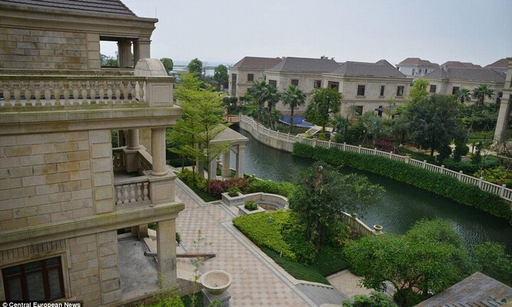 Hàng trăm biệt thự sang trọng giữa thành phố 