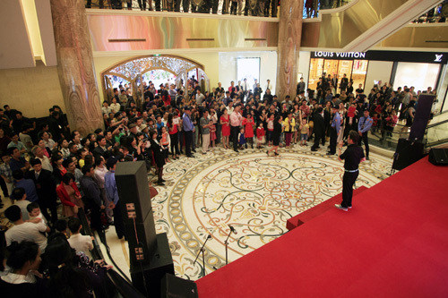 Tràng Tiền Plaza sinh nhật 1 năm mời dàn sao 