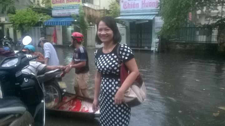 Huế: Mưa lớn ngập đường, nhiều hàng quán đóng cửa