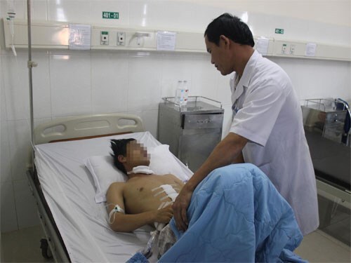 Ám ảnh nằm mơ, thanh niên tự rạch bụng, cổ để tự tử