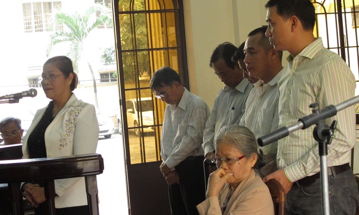 Hoãn phiên xét xử vụ các cán bộ ngân hàng hầu tòa