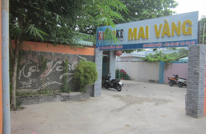 Chủ quán karaoke cho nhân viên thoát y 100\% bị phạt