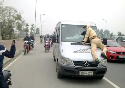 Bắt nữ cán bộ Sở Xây dựng hất tung Cảnh sát lên nắp capo