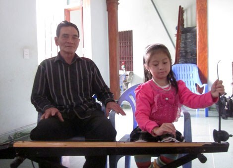 Video: “Nghệ nhân nhí” chơi đàn bầu làm say lòng người