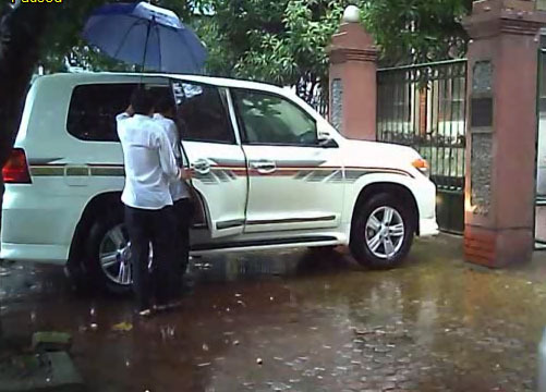 Trưởng Ban quản lý Khu kinh tế đi xe sang mang biển giả